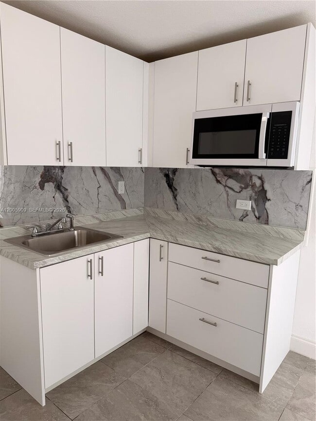 Building Photo - 6613 Evergreen Dr