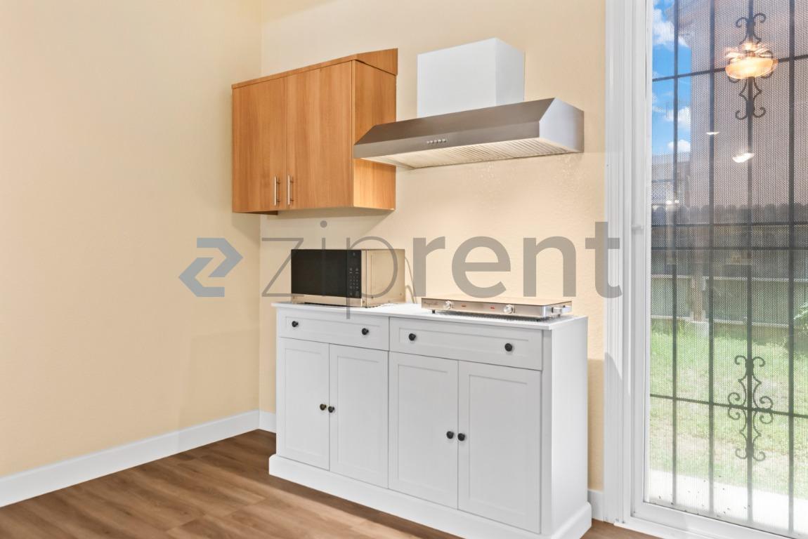 Building Photo - Unit