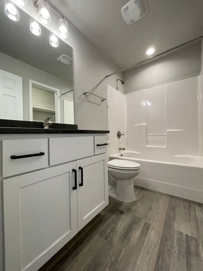 Building Photo - Beautiful 3 Bedroom Townhome in South Bismarck!