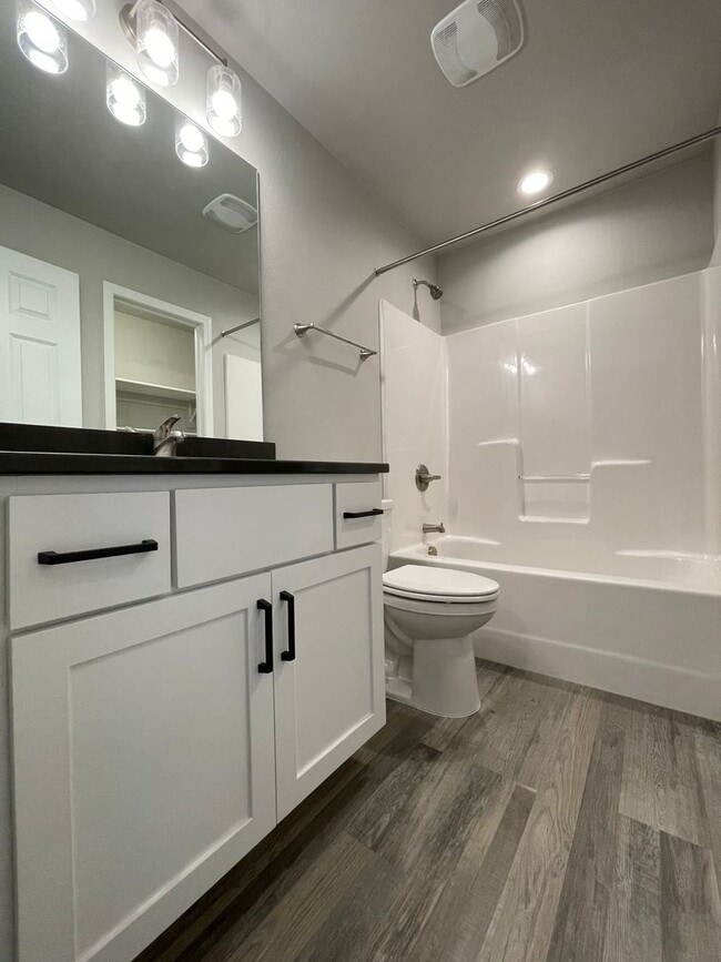 Building Photo - Exquisite 3-Bedroom Home with Modern Elegance and Scenic Views!