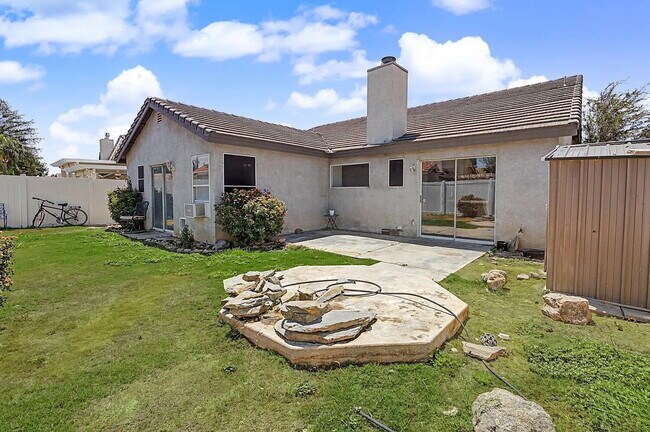 Building Photo - Spacious 3 Bedroom, 2 Bathroom with office!