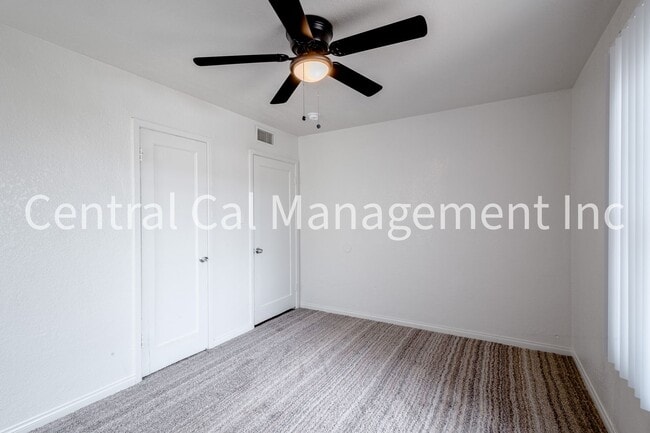 Building Photo - 4 Bedroom/2 Bath Home in Central Bakersfield - $2095 Per Month!