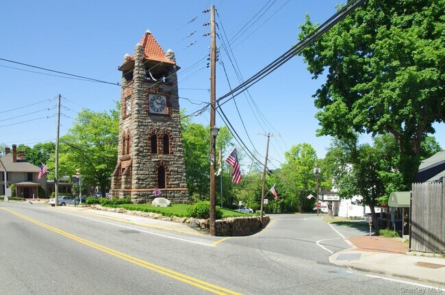 Building Photo - 319 Main St