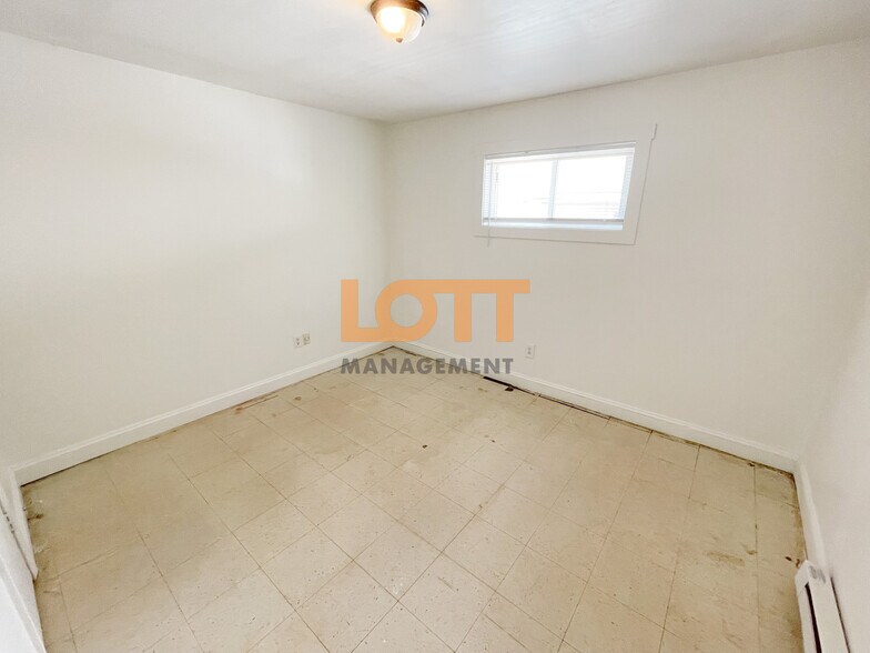 Building Photo - 10 Montis Dr