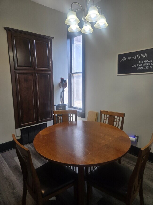 Building Photo - "2-Bed Furnished Gem close to the University of Louisville!"