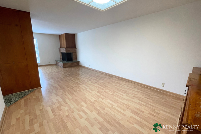 Building Photo - Upper 3 Bedroom, 2 Bathroom Unit of a Dupl...