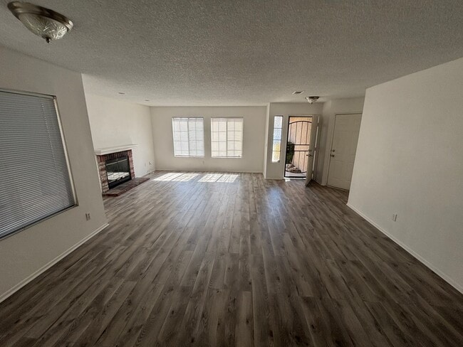 Building Photo - 3 BEDROOM 2 BATH  VICTORVILLE HOME