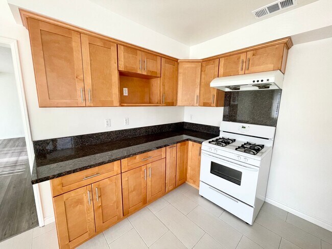 Building Photo - ***Gated 3 bed 2 bath House in Monterey Park***