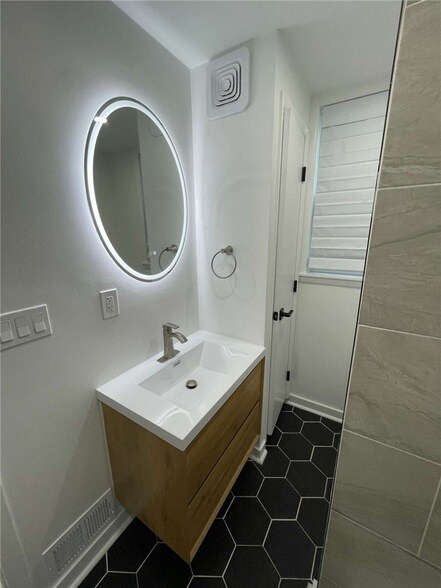 Building Photo - 107 Shoup St