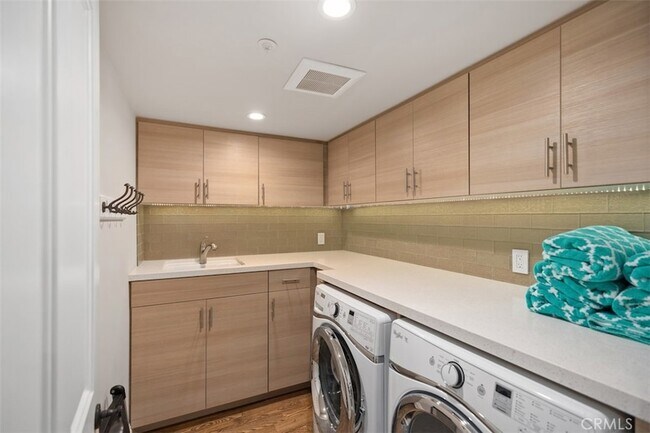 Building Photo - 24536 Santa Clara Ave