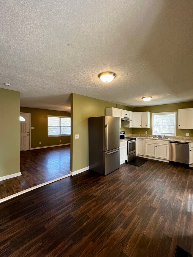 Building Photo - 712 Richmond Ave