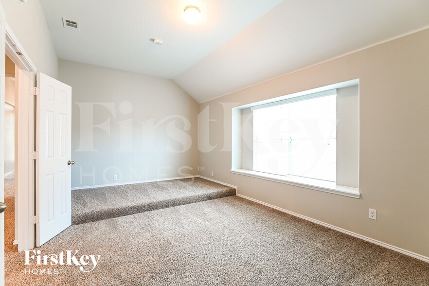 Building Photo - 824 Trailwood Dr