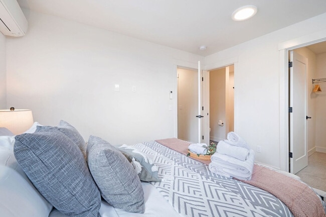 Building Photo - 34 W Cremona St