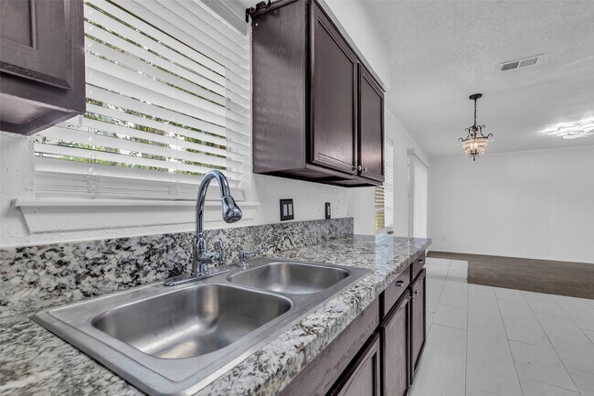 Building Photo - 12110 Panay Dr