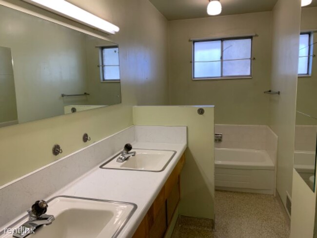Building Photo - 5 br, 2 bath House - 1070 N 500 E