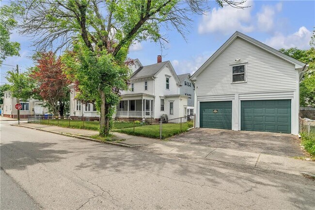 Building Photo - 585 Plainfield St