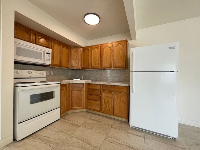 Building Photo - AVAILABLE NOW!  Lovely 1 Bed 1 Bath Apartm...