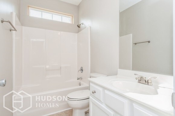 Building Photo - NOW AVAILABLE! - 156 Valerie Dr, Lincolnto...