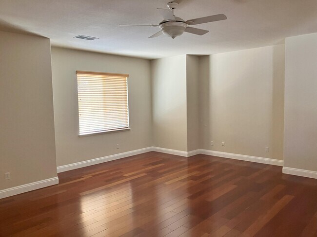 Building Photo - 807 Traditions St