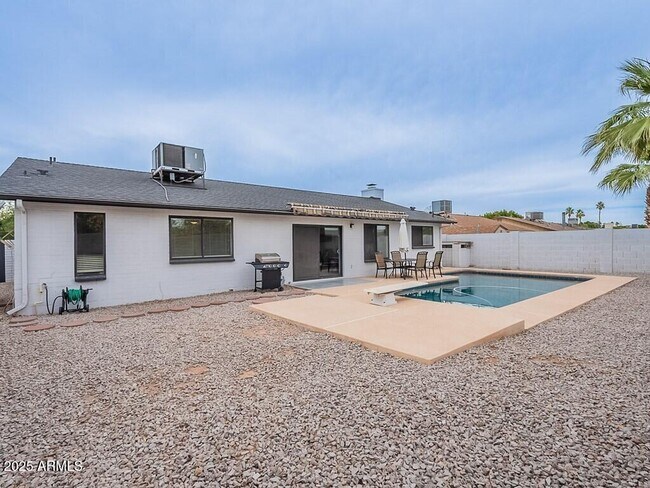 Building Photo - 5817 S Siesta Ln