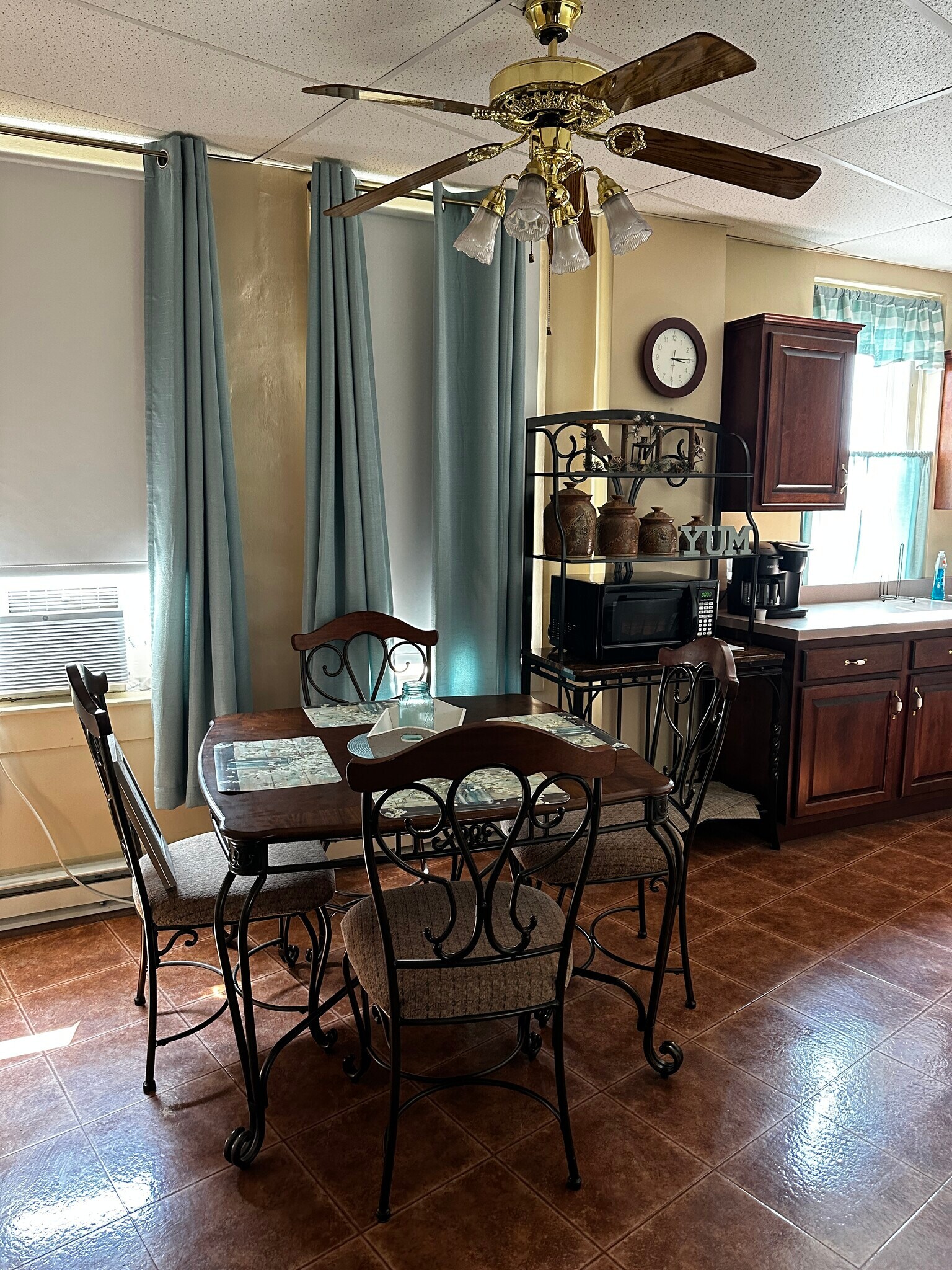 Kitchen/dining - 583 Mill St