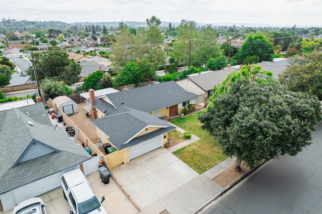 Building Photo - Beautifully Renovated 3BR/2BA Single-Story...