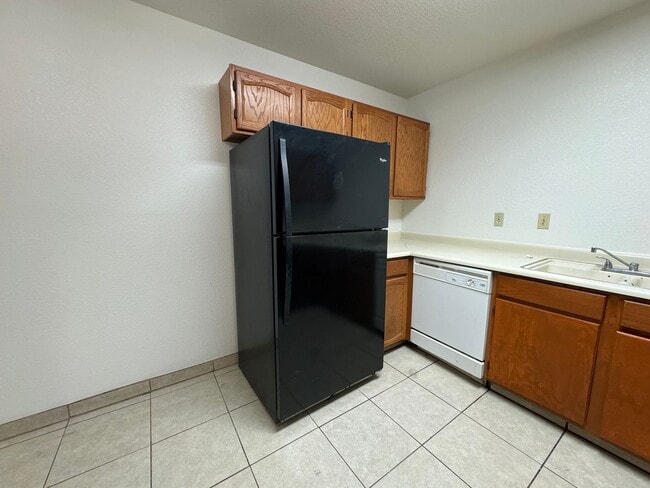 Building Photo - 3BR Duplex with gated yard and Garage