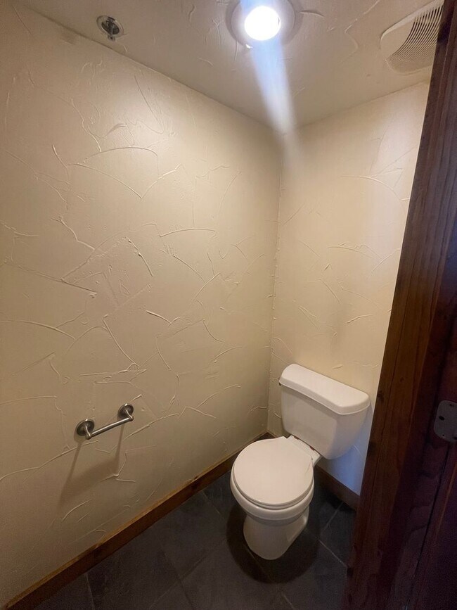 Building Photo - Large One Bedroom One bath Loft Apartment available Now!