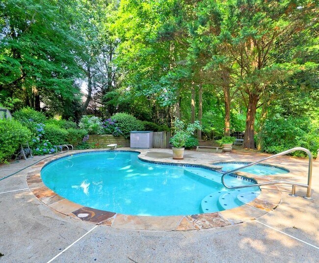 Building Photo - 4512 Woodlawn Lake Dr