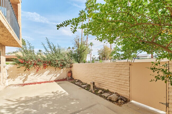 Building Photo - 2420 Los Coyotes Dr