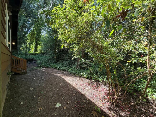 Building Photo - 3 Bed 2.5 Bath in the Heart of Bellevue