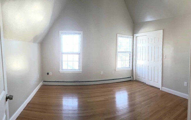 Pretty spacious bedroom - 25 Boylston St