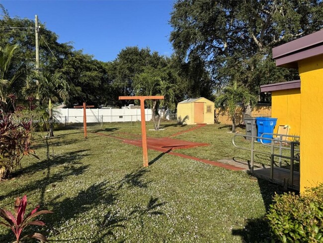 Building Photo - 2 bedroom in West Park FL 33023