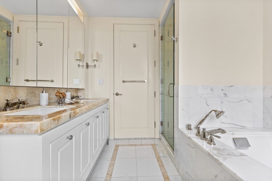 Building Photo - 400 Stuart St