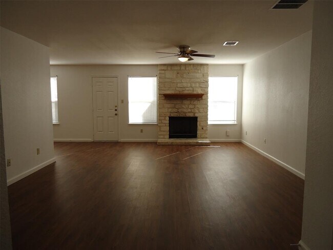 Building Photo - 811 Crieff Cross Dr