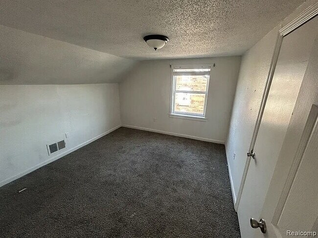 Building Photo - ELEGANT APT HOME