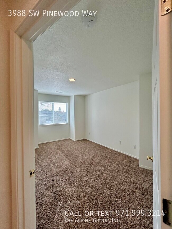 Building Photo - 3988 SW Pinewood Way