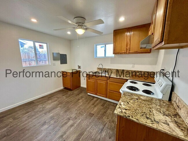 Building Photo - Charming 3 Bed/2 Bath in SW Bakersfield w/...