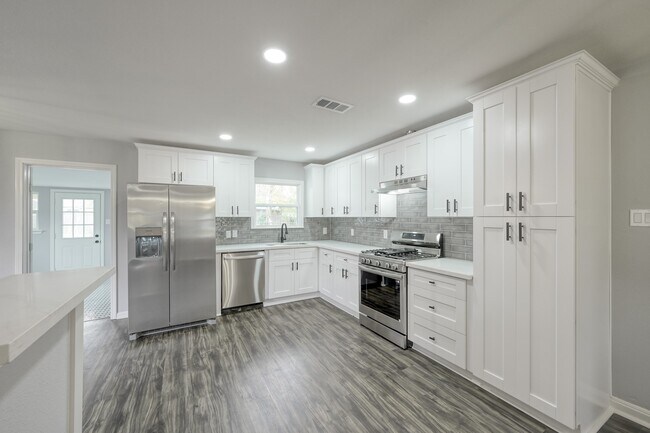 Building Photo - 513 Barkley St