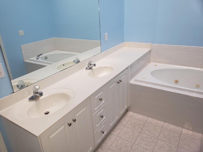 Building Photo - 120 Breezewood Dr