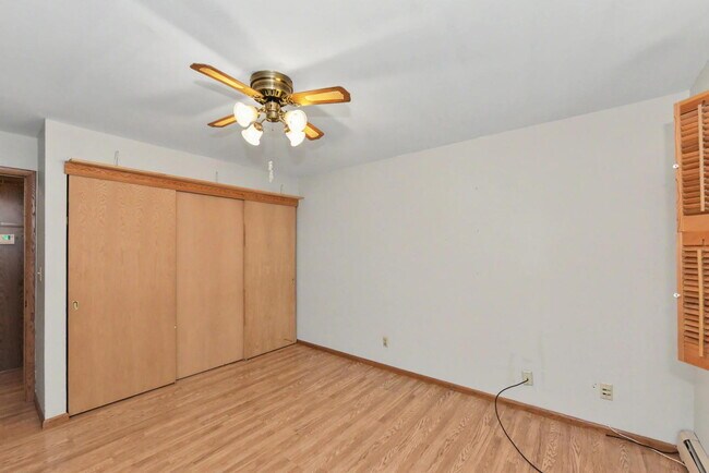 Building Photo - "Charming 2-Bed Condo Retreat: Comfort & Convenience in Brown Deer!"