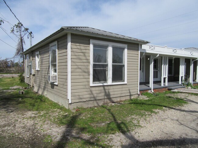 Building Photo - 708 S Hwy 22 A