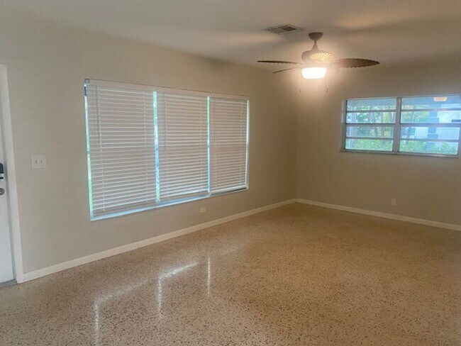 Building Photo - 1427 W Ocean Avenue, Lantana, FL 33462