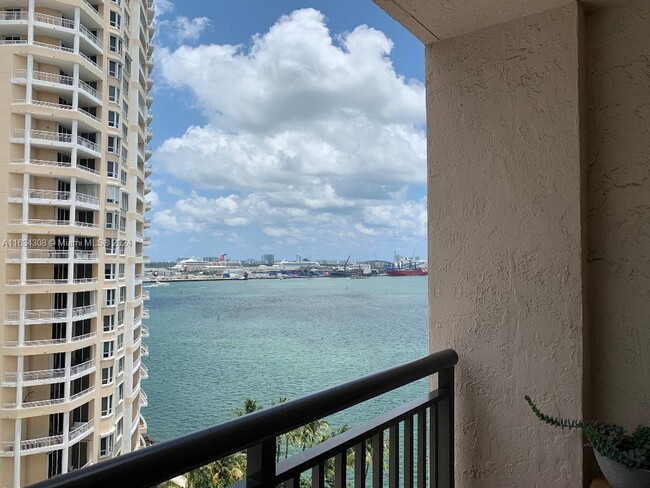 Building Photo - 540 Brickell Key Dr