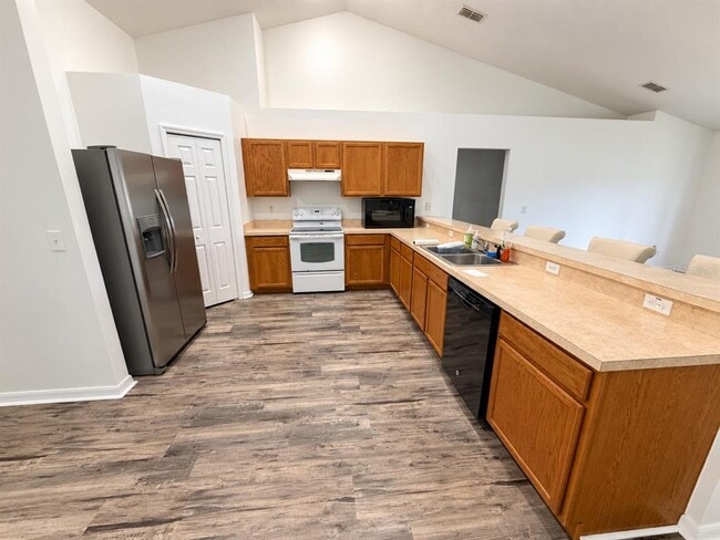 Building Photo - 1325 Oakwood Ct