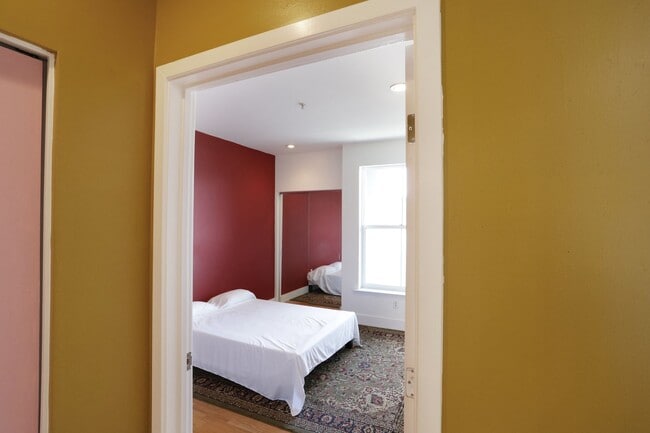 Building Photo - 371 30th St