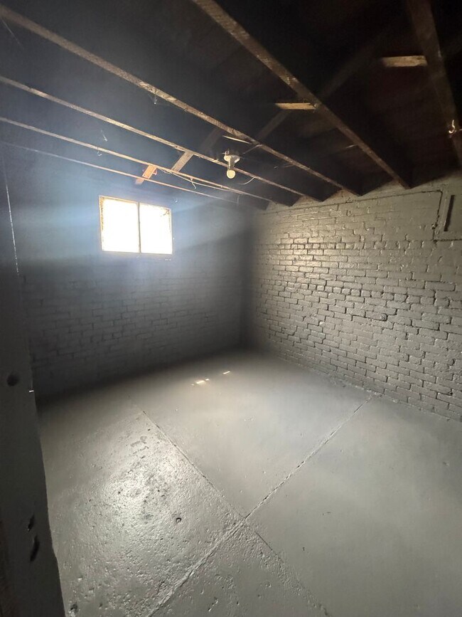 Building Photo - 4 Bedroom spacious Colonial, mins from Dow...