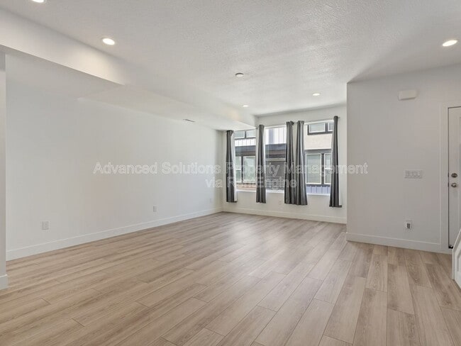 Building Photo - 142 Amboise Ct