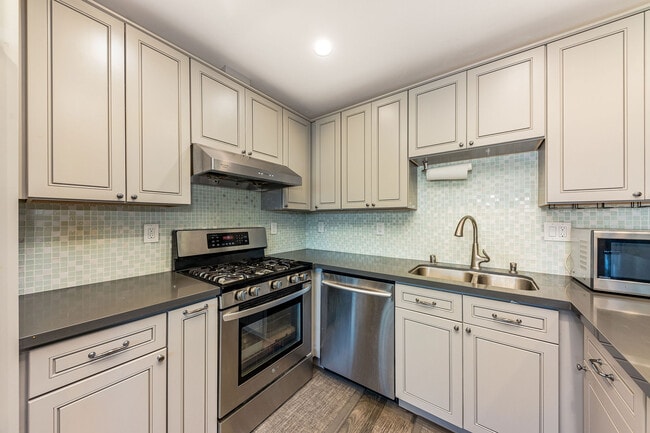 Building Photo - 685 Comet Dr