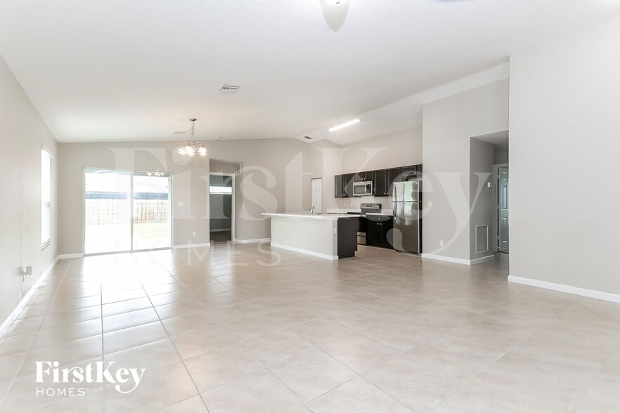 Building Photo - 1809 SW Cycle St